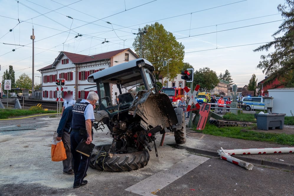 Ein beschädigter Traktor und Rettungskräfte stehen am Bahnhof Kork, einem Stadtteil von Kehl. Er war mit einem TGV zusammengestoßen.