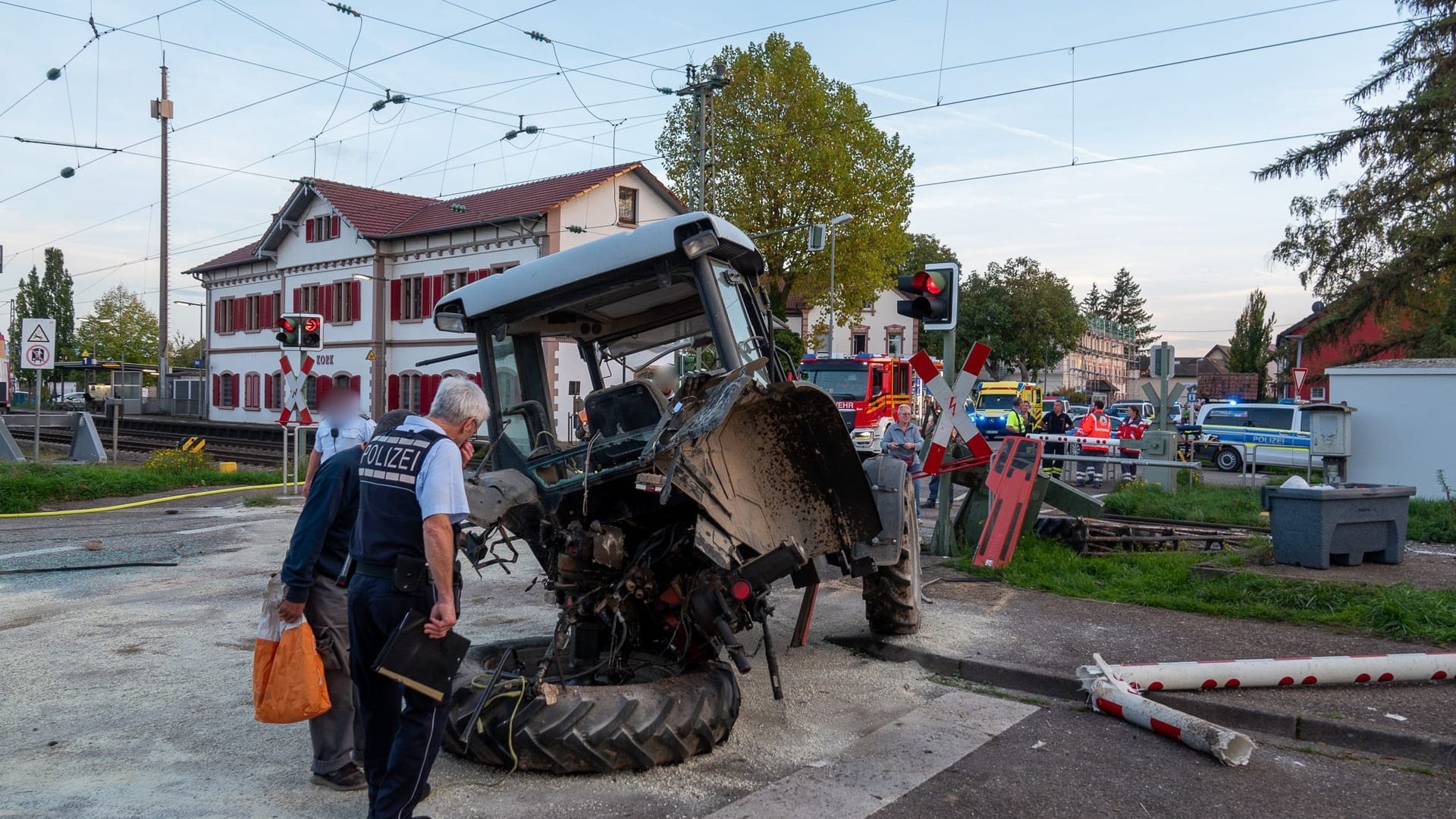 Ein beschädigter Traktor und Rettungskräfte stehen am Bahnhof Kork, einem Stadtteil von Kehl. Er war mit einem TGV zusammengestoßen. Ein beschädigter Traktor und Rettungskräfte stehen am Bahnhof Kork, einem Stadtteil von Kehl. Er war mit einem TGV zusammengestoßen.