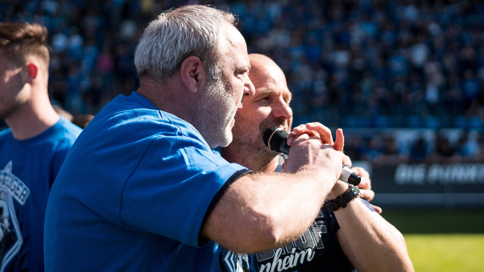 Mannheims Stadionsprecher Stephan Christen (l.), hier bei einem Einsatz im Jahr 2019: Im Ton vergriffen.