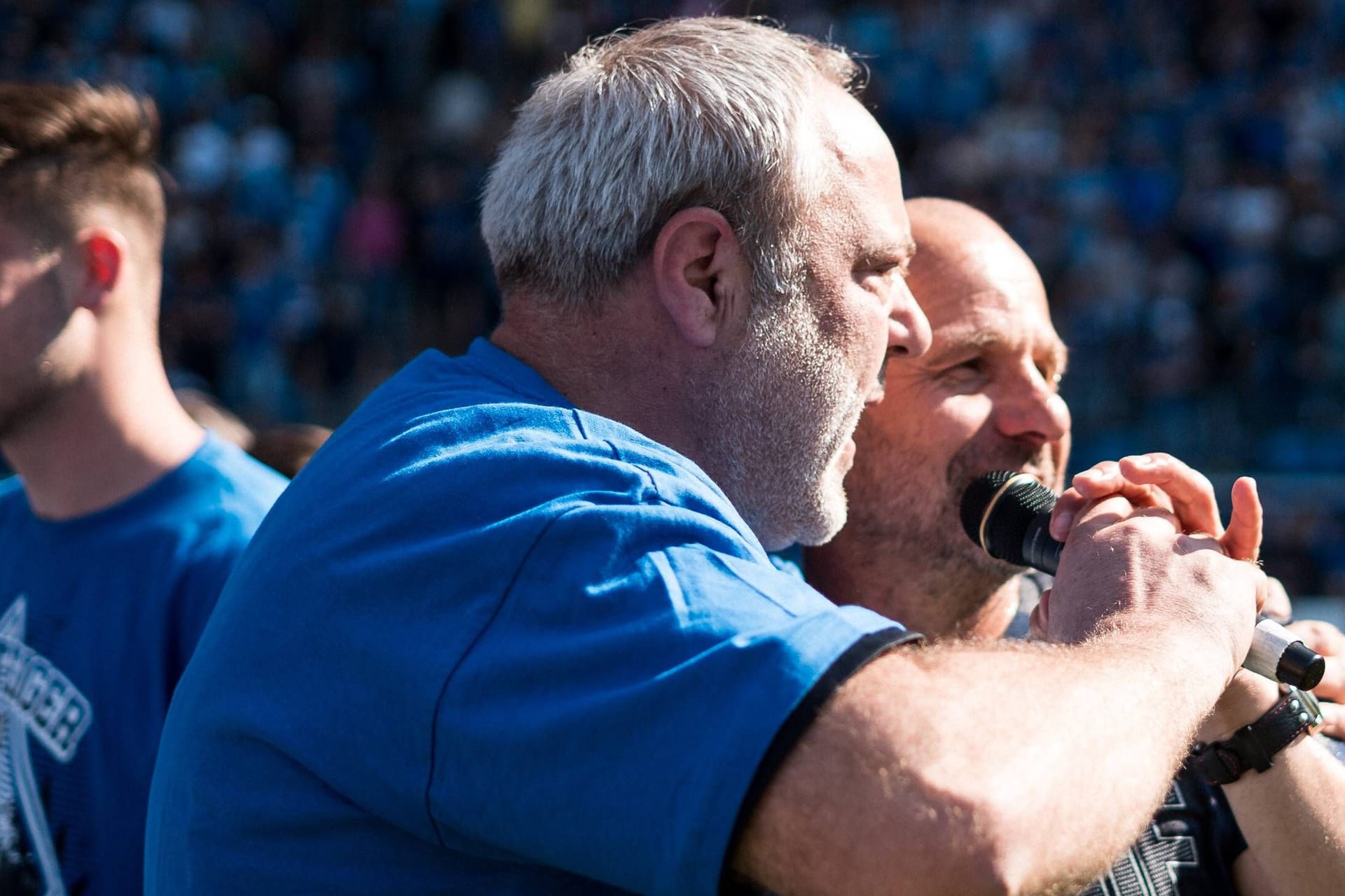 Mannheims Stadionsprecher Stephan Christen (l.), hier bei einem Einsatz im Jahr 2019: Im Ton vergriffen.