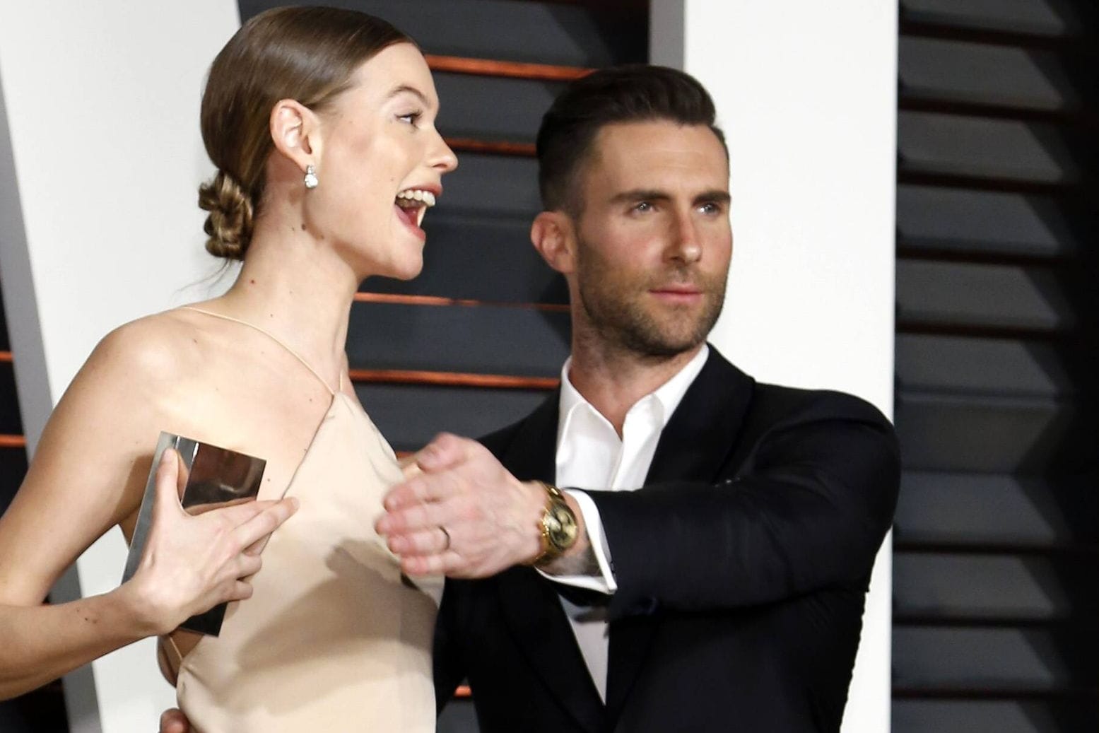 Behati Prinsloo und Adam Levine: Der Sänger gibt seiner Frau Sichtschutz.