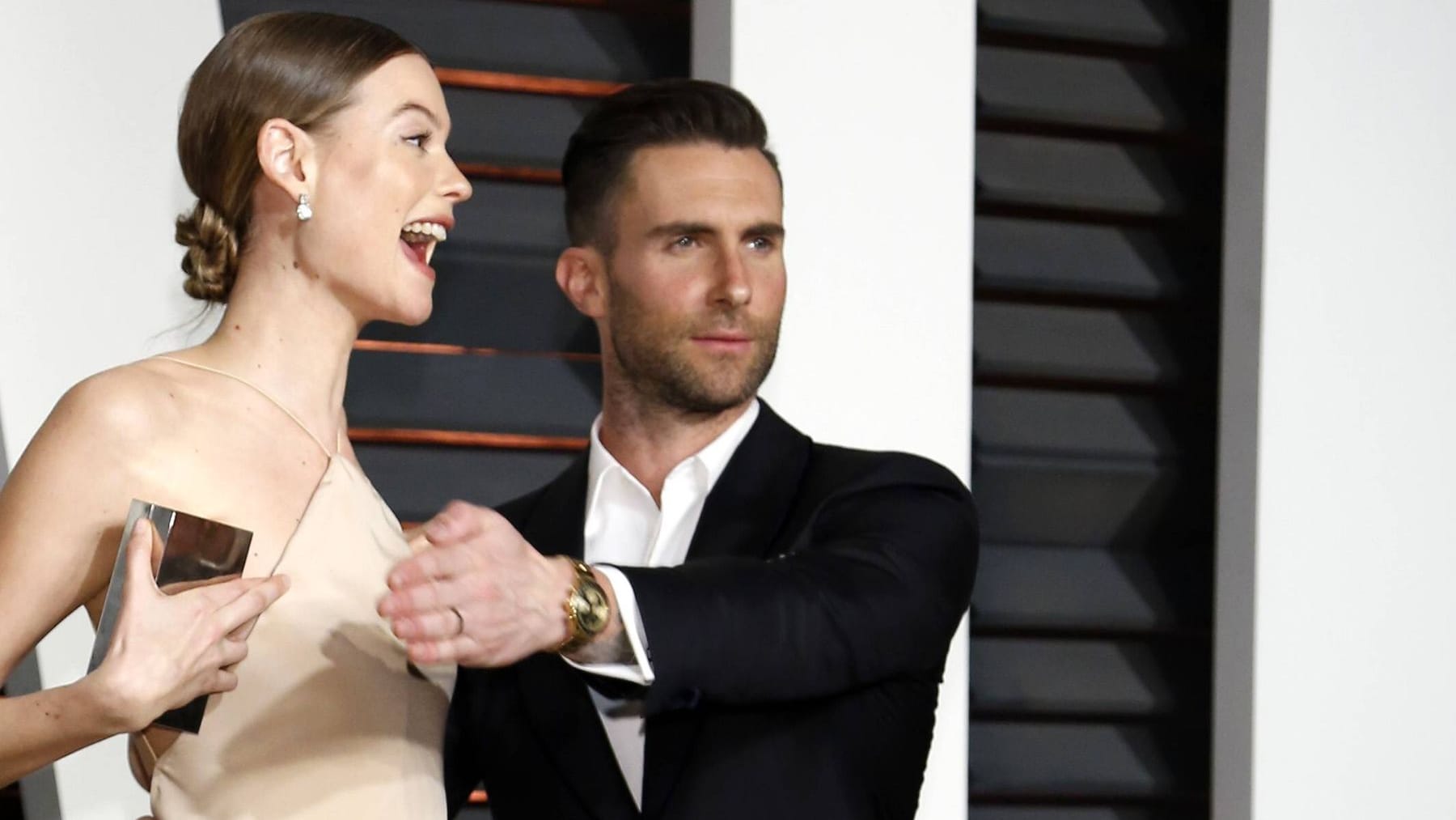 Behati Prinsloo und Adam Levine: Der Sänger gibt seiner Frau Sichtschutz.