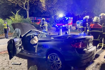 Einsatzkräfte an der Unfallstelle in Hamburg: Das Fahrzeug gehört dem Carsharing-Anbieter "Share Now".