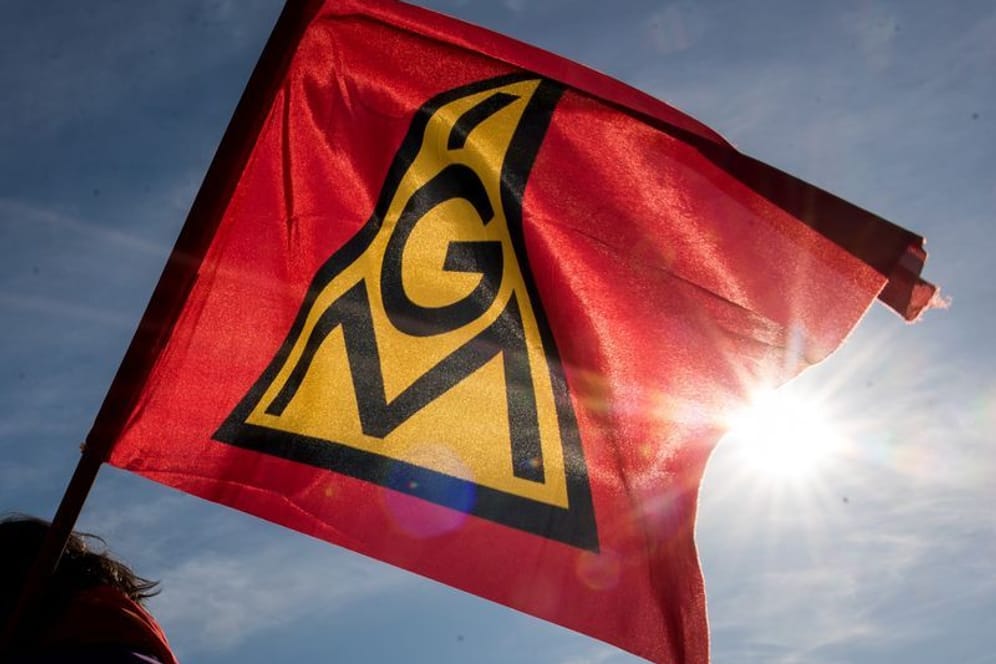 Eine IG-Metall-Fahne weht im Wind (Archivbild): Vor allem der Nordwesten Niedersachsens soll von den Streiks betroffen sein.