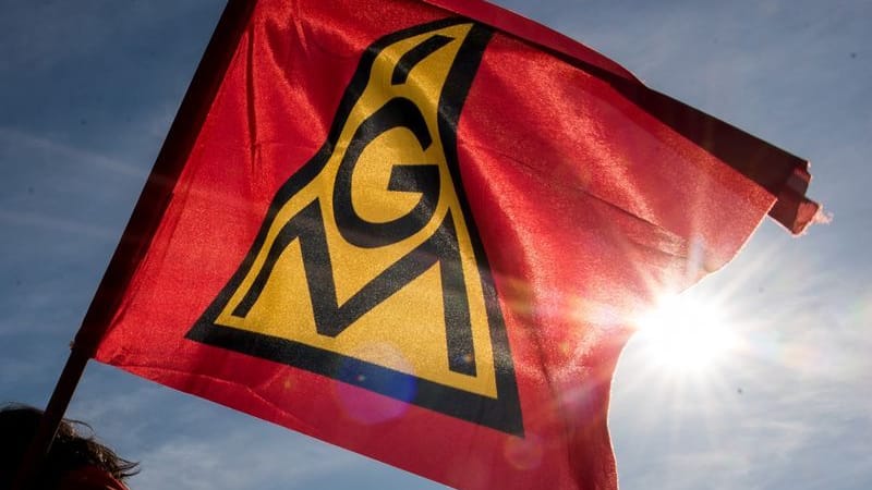 Eine IG-Metall-Fahne weht im Wind (Archivbild): Vor allem der Nordwesten Niedersachsens soll von den Streiks betroffen sein.