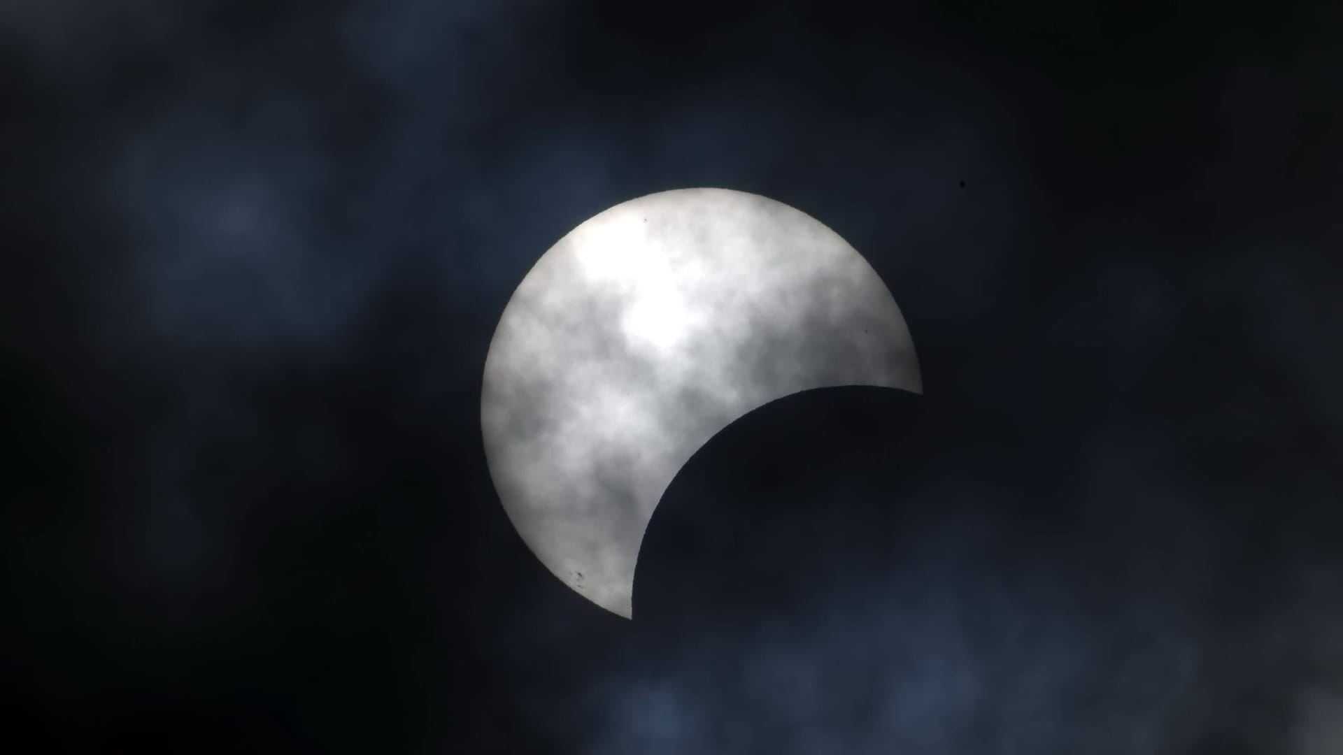 In etwa so könnte die partielle Sonnenfinsternis am Dienstag aussehen, vorausgesetzt das Wetter spielt mit (Archivbild). In etwa so könnte die partielle Sonnenfinsternis am Dienstag aussehen, vorausgesetzt das Wetter spielt mit (Archivbild).