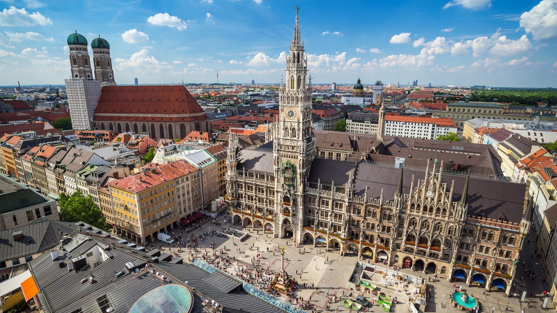 München mit Marienplatz und Frauenkirche (l.)