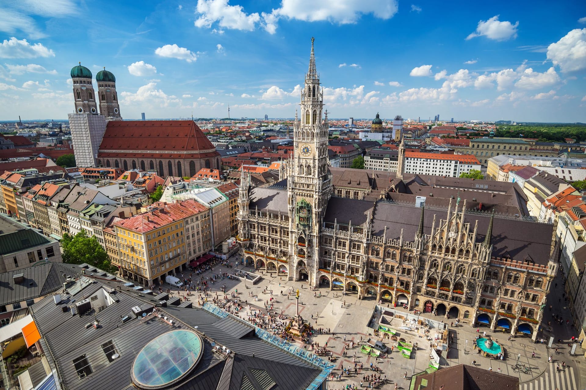 München mit Marienplatz und Frauenkirche (l.)