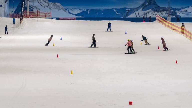 Unabhängig von der Jahreszeit: Der Snow Dome in Bispingen an der A 7 bietet ganzjährig rund 300 Meter Skipiste.