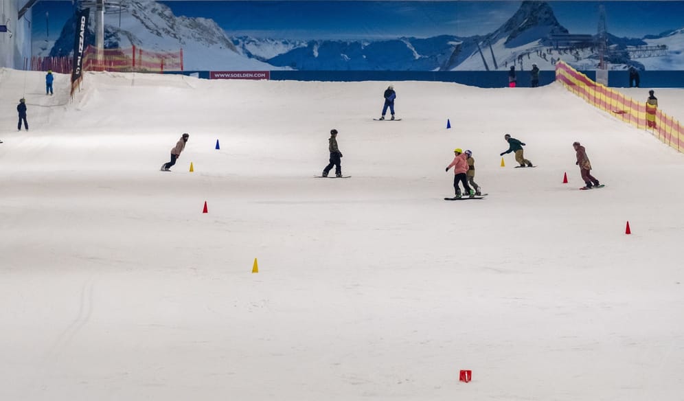 Unabhängig von der Jahreszeit: Der Snow Dome in Bispingen an der A 7 bietet ganzjährig rund 300 Meter Skipiste.
