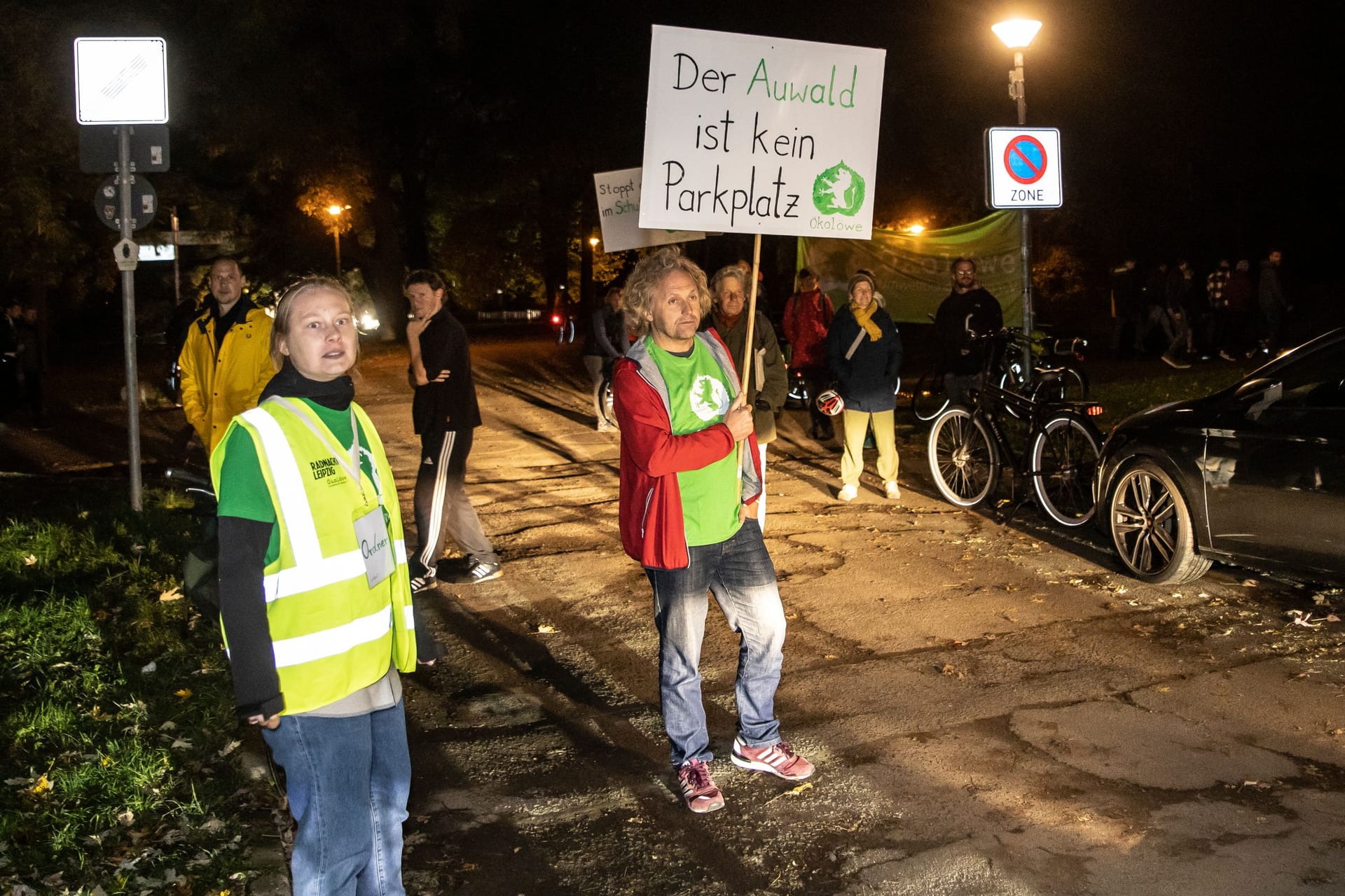 Protest gegen Falschparker bei RB-Leipzig-Spielen am Dienstag: Sie stehen auf Wiesen, Gehwegen, Einmündungen und fahren sogar in die Parks hinein.