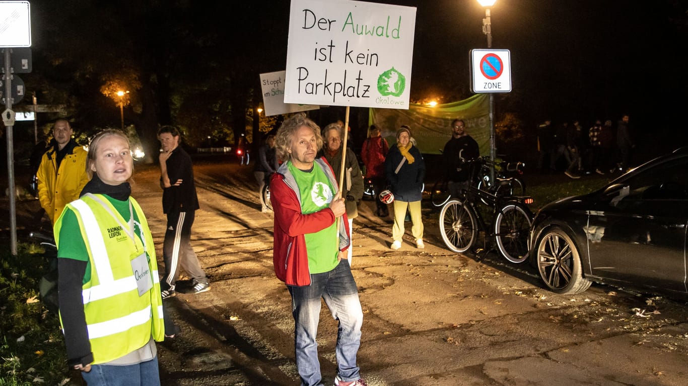 Protest gegen Falschparker bei RB-Leipzig-Spielen am Dienstag: Sie stehen auf Wiesen, Gehwegen, Einmündungen und fahren sogar in die Parks hinein.