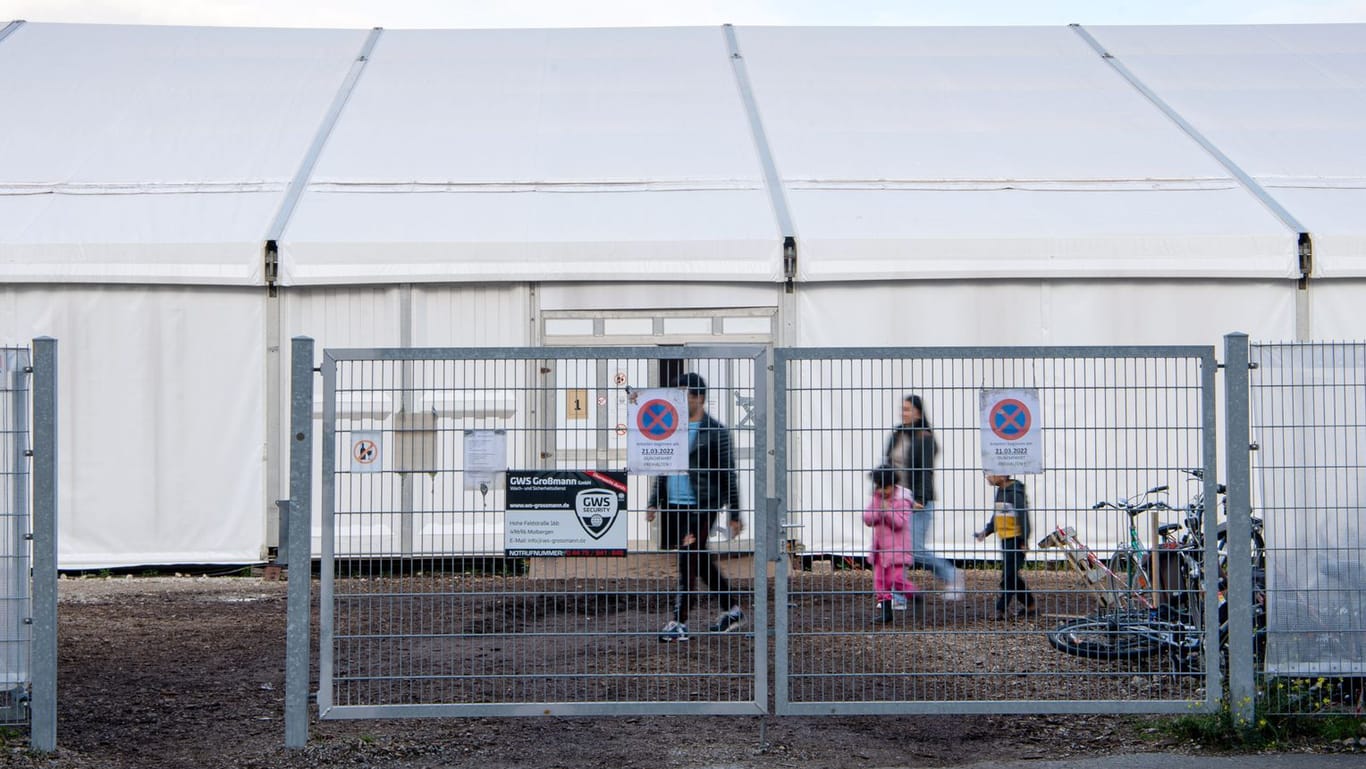 Zelte als Flüchtlingsunterkünfte in Bremen: Immer mehr Kommunen kommen bei der Unterbringung an ihre Grenzen.
