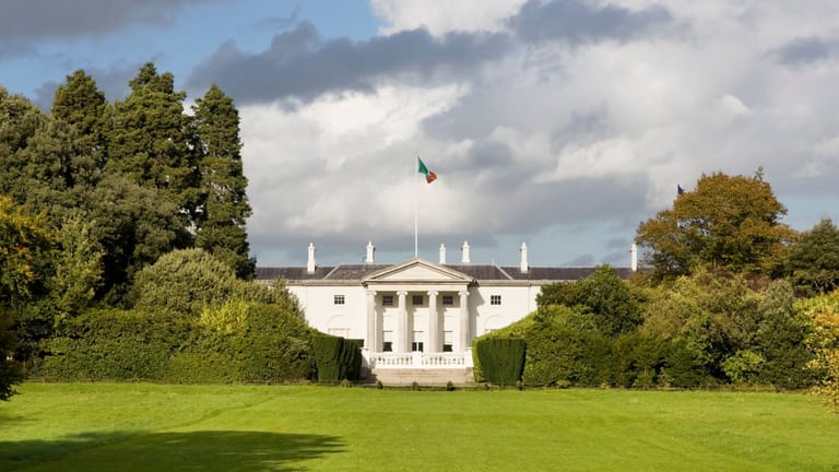 Besuch beim Präsidenten: Beim Schlendern durch den Phoenix Park in Dublin können Besucher einen Blick auf den Amtssitz des Staatsoberhaupts erhaschen.