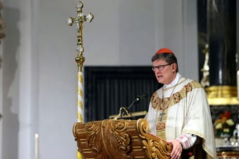 Rainer Maria Kardinal Woelki hält eine Predigt (Archivbild): Bei einer Messe in Rom haben Messdiener gegen den Kardinal protestiert.