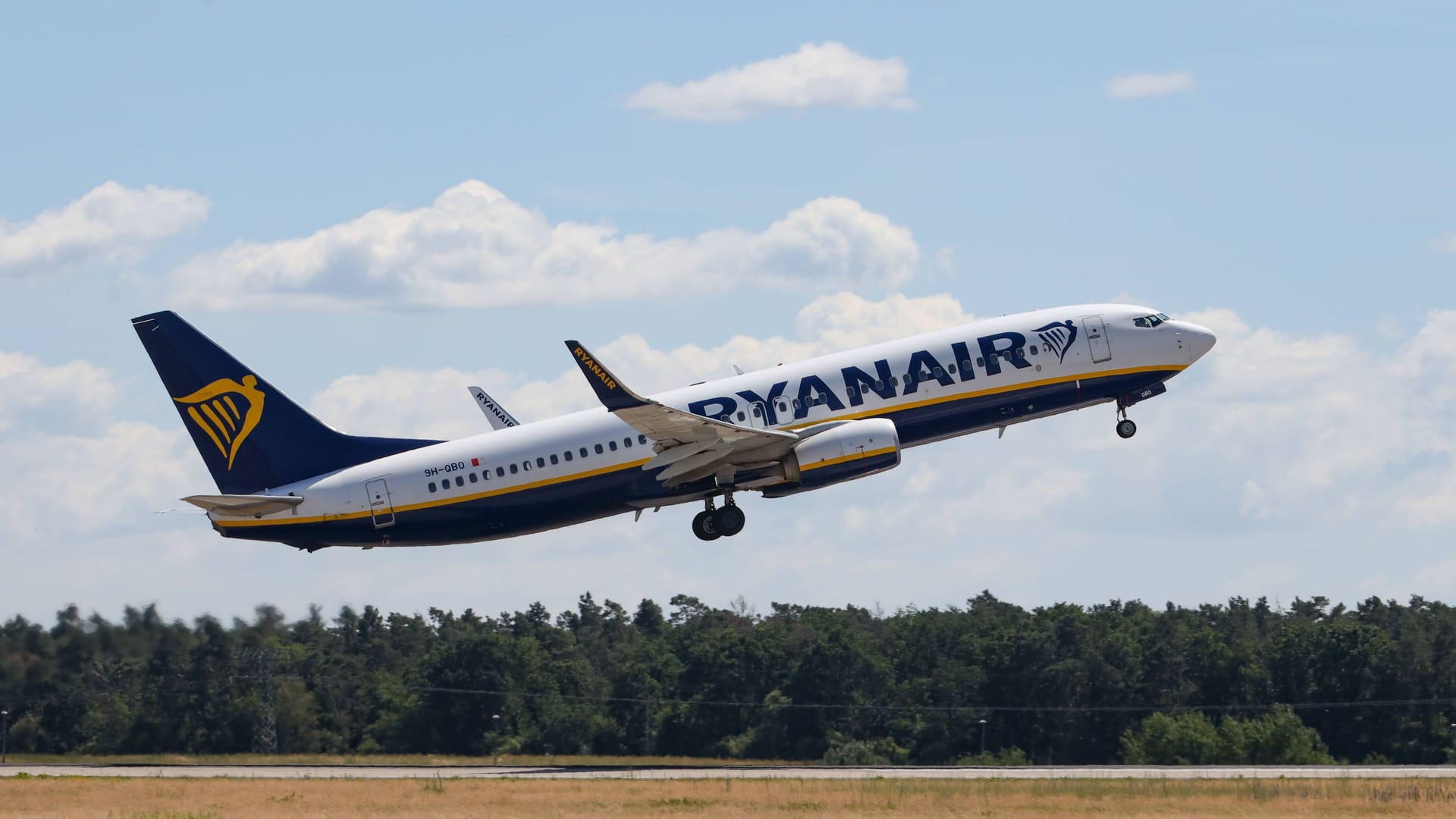 Maschine der Ryanair hebt ab (Archiv): Ab dieser Woche geht es von Leipzig aus auch direkt ins Heimatland der irischen Fluglinie.