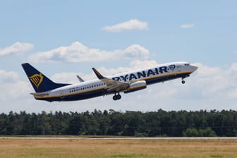 Maschine der Ryanair hebt ab (Archiv): Ab dieser Woche geht es von Leipzig aus auch direkt ins Heimatland der irischen Fluglinie.