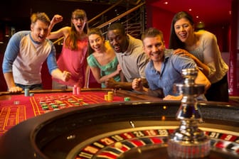 Roulette: Das beliebte Wettspiel findet man in Casinos und Spielotheken, es lässt sich aber auch zu Hause spielen.
