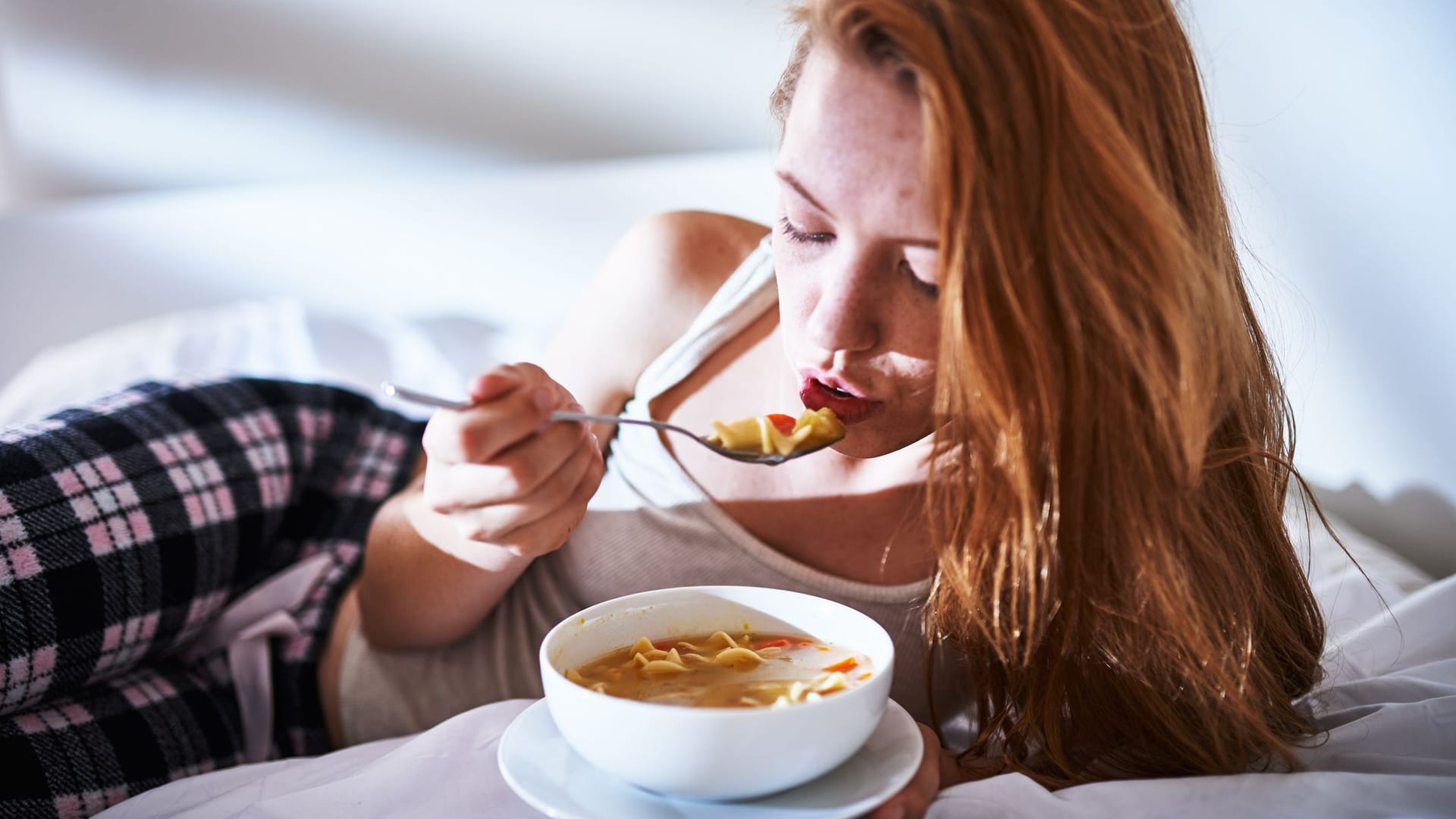 Eine Hühnersuppe ist leicht verdaulich und entlastet damit das Verdauungssystem.