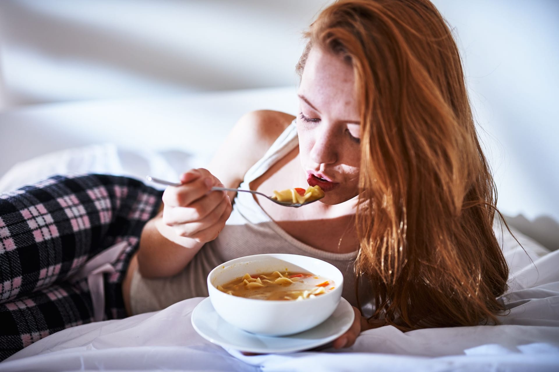 Eine Hühnersuppe ist leicht verdaulich und entlastet damit das Verdauungssystem.