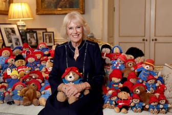 Königsgemahlin Camilla: Eine große Sammlung von Paddington-Teddybären wurde nun in einer Spendenaktion an Bedürftige verteilt.