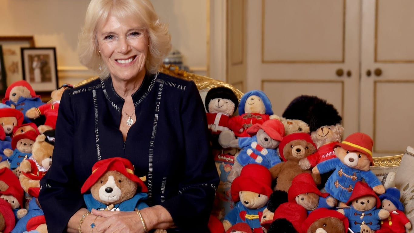 Königsgemahlin Camilla: Eine große Sammlung von Paddington-Teddybären wurde nun in einer Spendenaktion an Bedürftige verteilt.