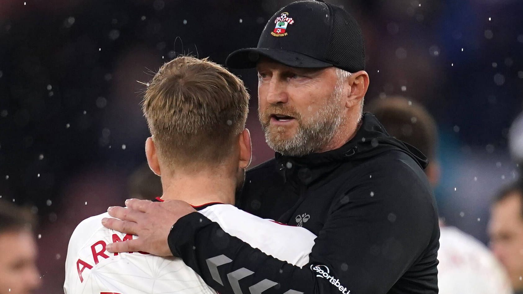 Arsenal Paroli geboten: Southampton-Trainer Hasenhüttl (r.) beglückwünscht seinen Spieler Stuart Armstrong.