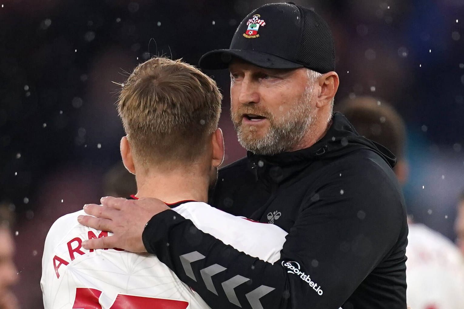 Arsenal Paroli geboten: Southampton-Trainer Hasenhüttl (r.) beglückwünscht seinen Spieler Stuart Armstrong.