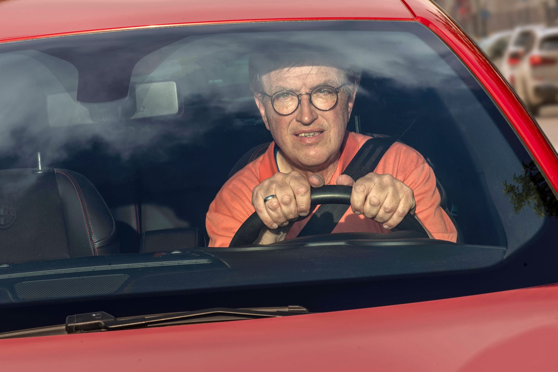 Ein Autofahrer wird von der Sonne geblendet (Symbolbild): Gerade im Herbst und Frühling entstehen sehr gefährliche Situationen.