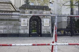 Die russische Botschaft in Berlin (Archivbild): Am Montagabend kam es dort zu einem Farbanschlag.