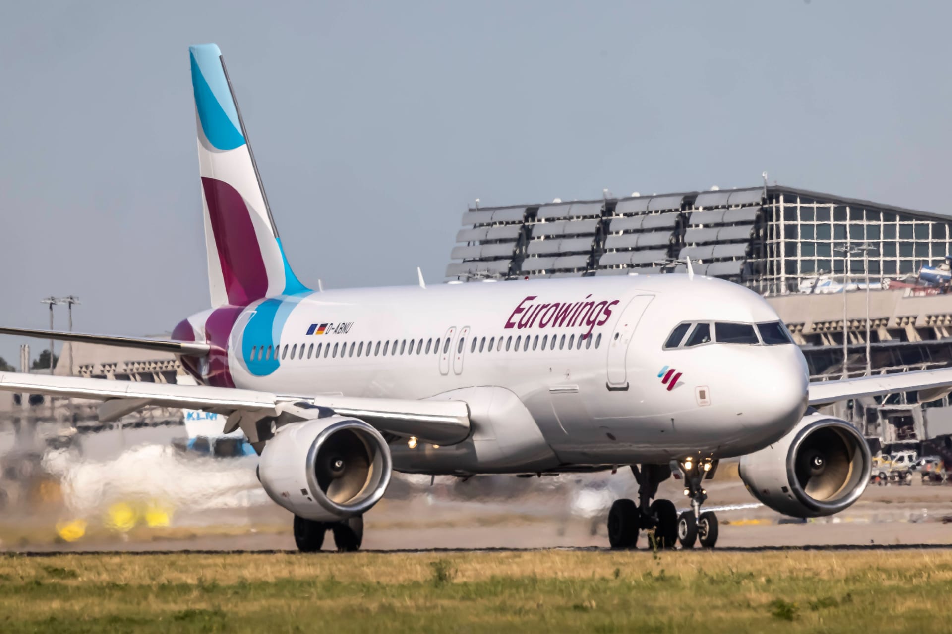 Chaos am Flughafen: Wenn ein geplanter Flug streikbedingt ausfällt, können Passagiere ihre Rechte geltend machen und eine Entschädigung erhalten.