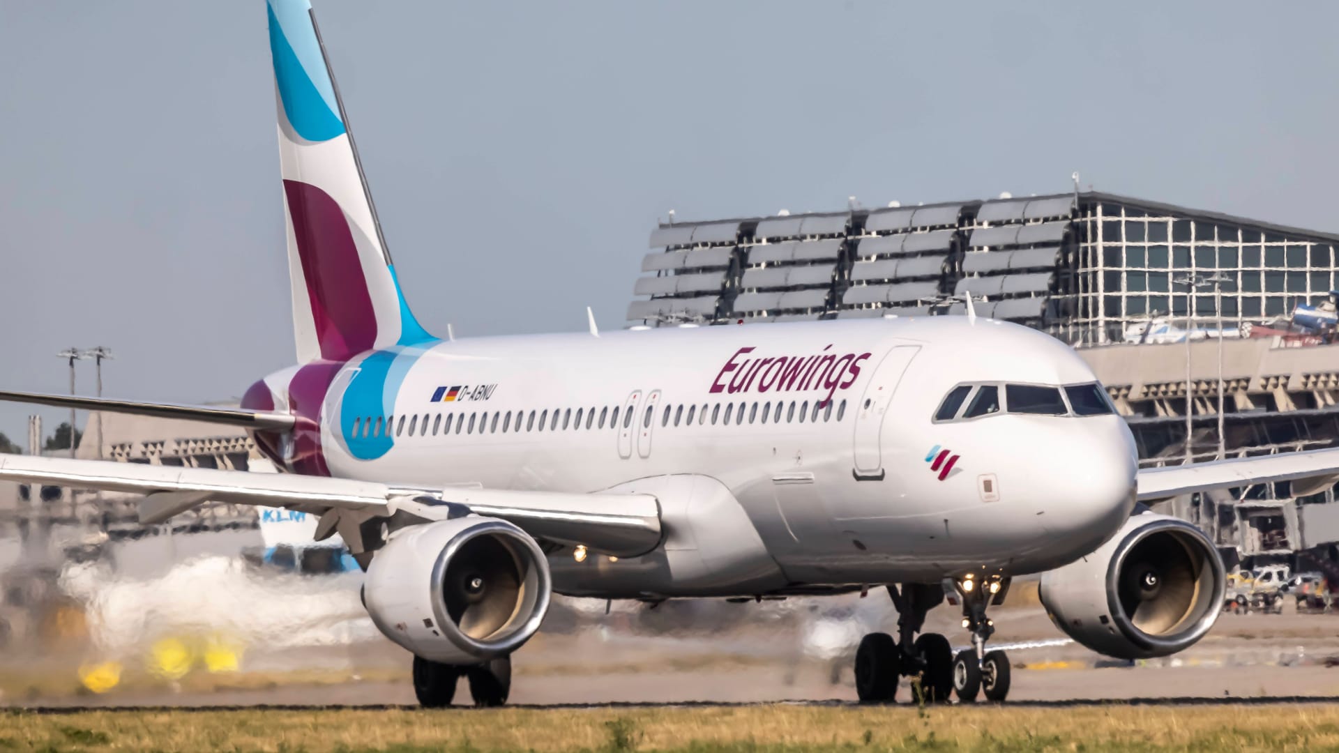 Chaos am Flughafen: Wenn ein geplanter Flug streikbedingt ausfällt, können Passagiere ihre Rechte geltend machen und eine Entschädigung erhalten.