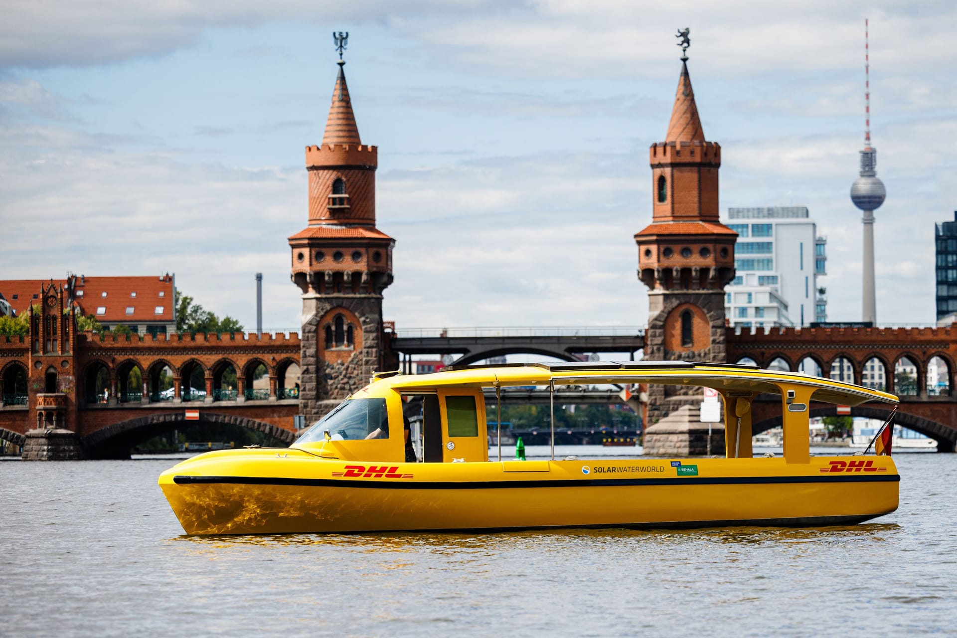 Solarschiff der Deutschen Post: Hunderte Sendungen soll das Boot täglich transportieren.