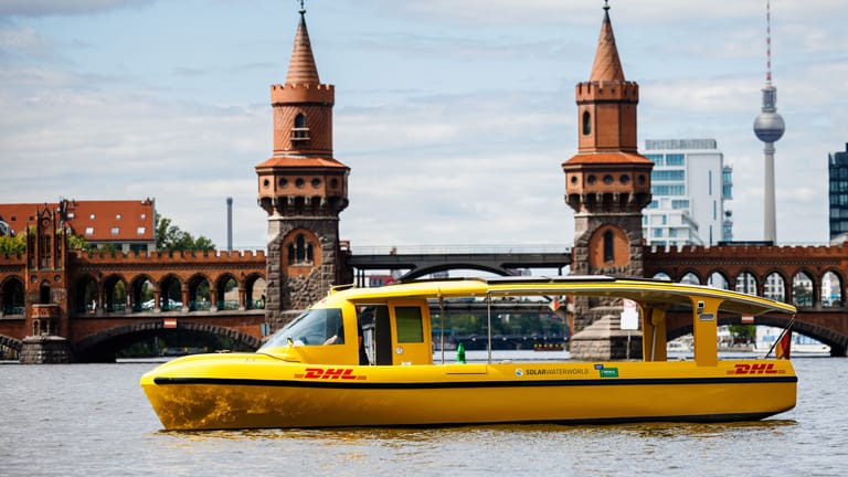 Solarschiff der Deutschen Post: Hunderte Sendungen soll das Boot täglich transportieren.