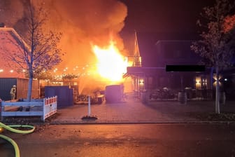 Feuer an der Jadeallee am vergangenen Freitag (Archivfoto): Neben einer Lagerhalle und einem Restaurant, brannte auch eine Bar komplett nieder.
