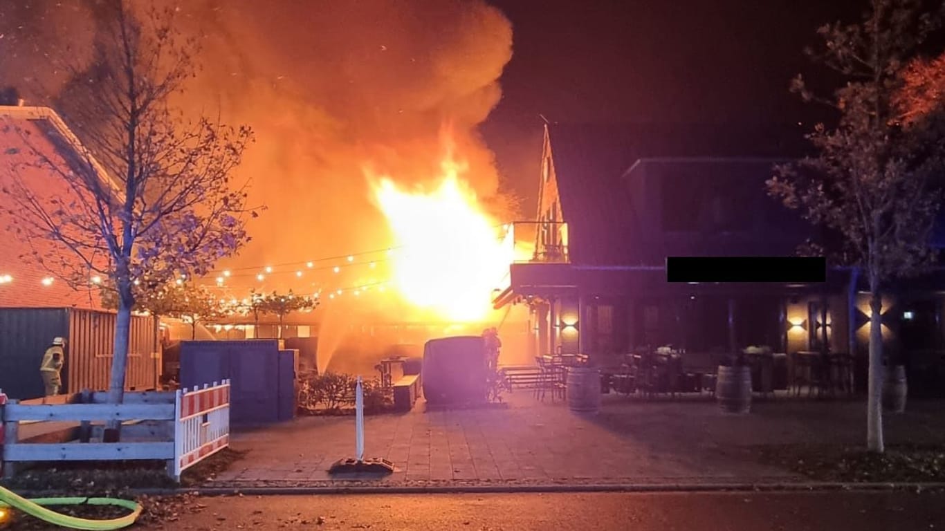 Feuer an der Jadeallee am vergangenen Freitag (Archivfoto): Neben einer Lagerhalle und einem Restaurant, brannte auch eine Bar komplett nieder.