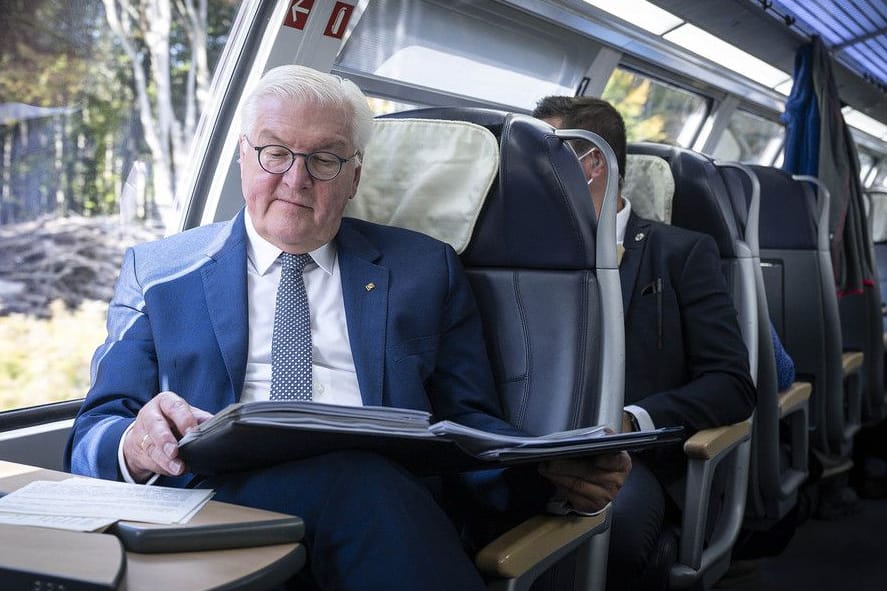 Steinmeier ohne Maske: Er sei gebeten worden, "für ein Foto die Maske einen Moment abzunehmen", so ein Sprecher.