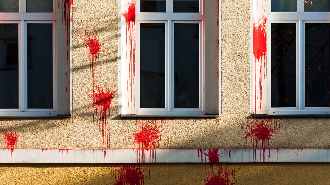 Farbbomben wurden auf ein Gebäude geworfen (Symbolbild): In Hamburg haben Unbekannte zweimal zugeschlagen.