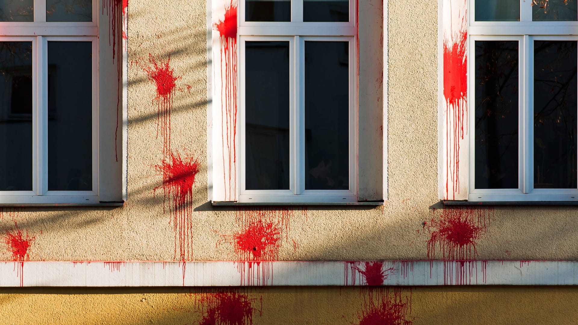 Farbbomben wurden auf ein Gebäude geworfen (Symbolbild): In Hamburg haben Unbekannte zweimal zugeschlagen. Farbbomben wurden auf ein Gebäude geworfen (Symbolbild): In Hamburg haben Unbekannte zweimal zugeschlagen.