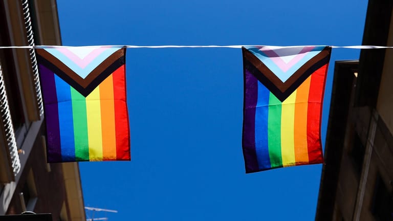 Pride Flaggen (Symbolbild): Slowenien hat als erstes Osteuropäisches Land die gleichgeschlechtliche Ehe legalisiert.