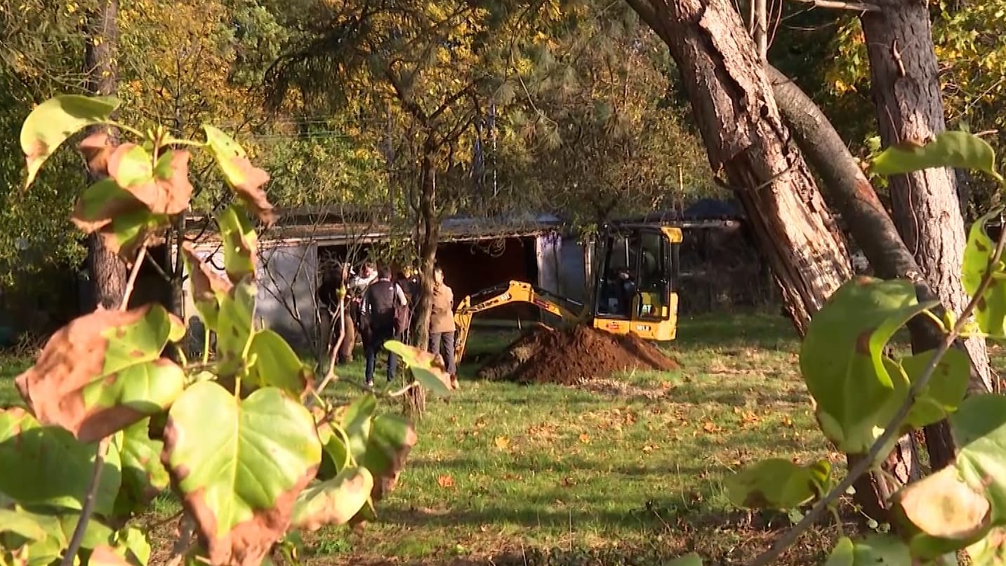 Polizisten stehen mit einem Bagger auf dem Grundstück im Volkspark: Liegt hier die Leiche von Hilal?