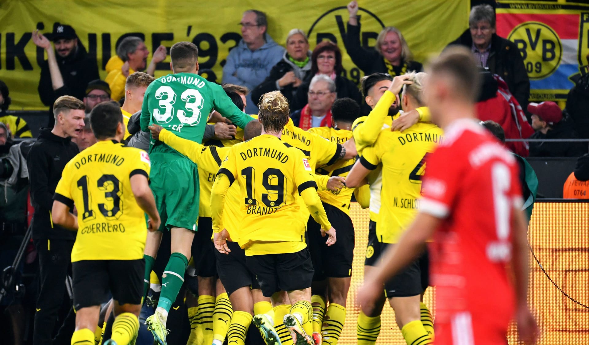 Jubel bei Borussia Dortmund: Der BVB konnte sich gegen die Bayern am Ende ein 2:2 erspielen. Die Einzelkritik.