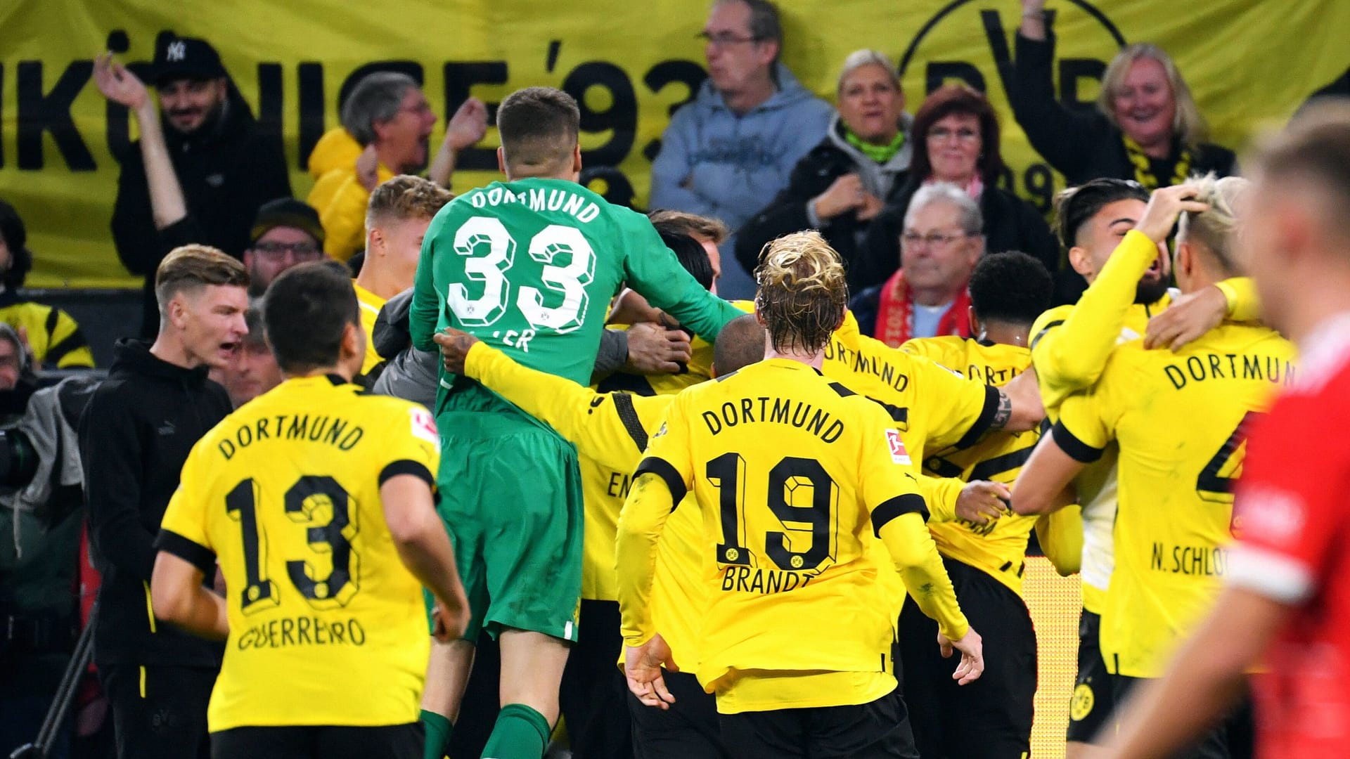 Jubel bei Borussia Dortmund: Der BVB konnte sich gegen die Bayern am Ende ein 2:2 erspielen. Die Einzelkritik.