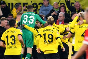 Jubel bei Borussia Dortmund: Der BVB konnte sich gegen die Bayern am Ende ein 2:2 erspielen. Die Einzelkritik.