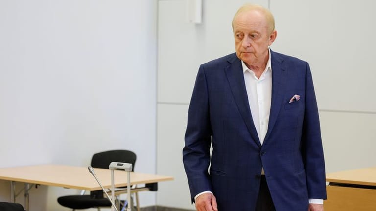 Alfons Schuhbeck, Koch und Unternehmer, kommt vor Prozessbeginn als Angeklagter in den Gerichtssaal im Landgericht München I.