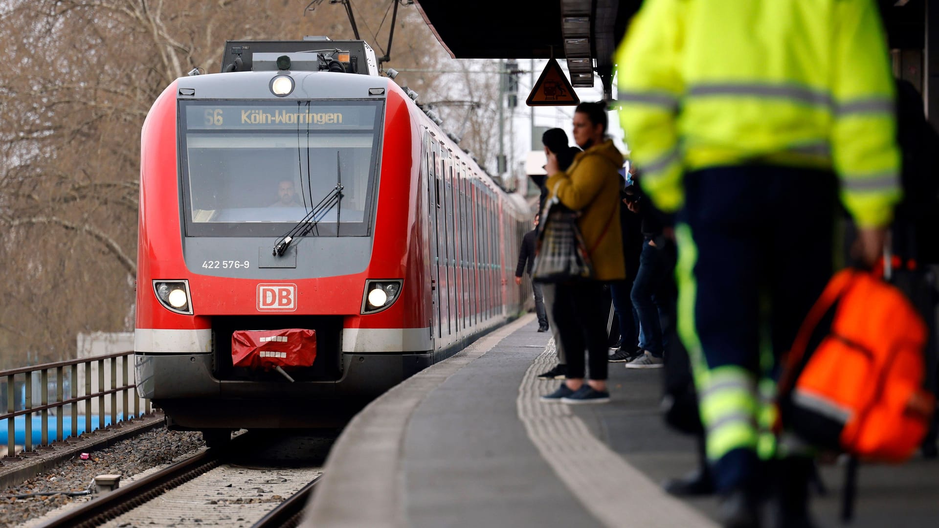 Eine S-Bahn der Deutschen Bahn Linie S6 auf einem Gleis am Bahnhof Köln Deutz (Archivbild): Das 9-Euro-Ticket hat ein Loch in die Kassen des KVB gerissen. Eine S-Bahn der Deutschen Bahn Linie S6 auf einem Gleis am Bahnhof Köln Deutz (Archivbild): Das 9-Euro-Ticket hat ein Loch in die Kassen des KVB gerissen.