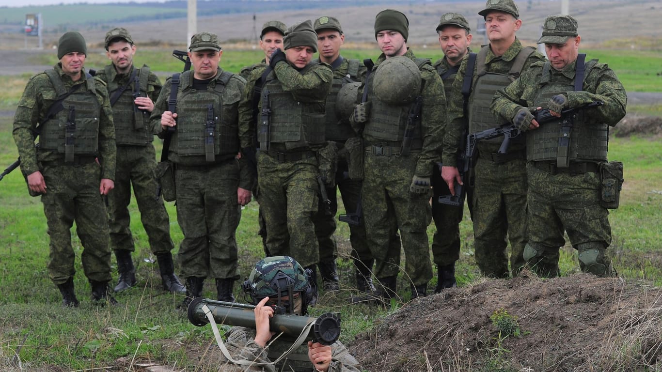 Rekrutenausbildung im Süden Russlands: 200.000 Reservisten sollen nach Aussagen des russischen Verteidigungsministers Schoigu in den vergangenen zwei Wochen rekrutiert worden seien.