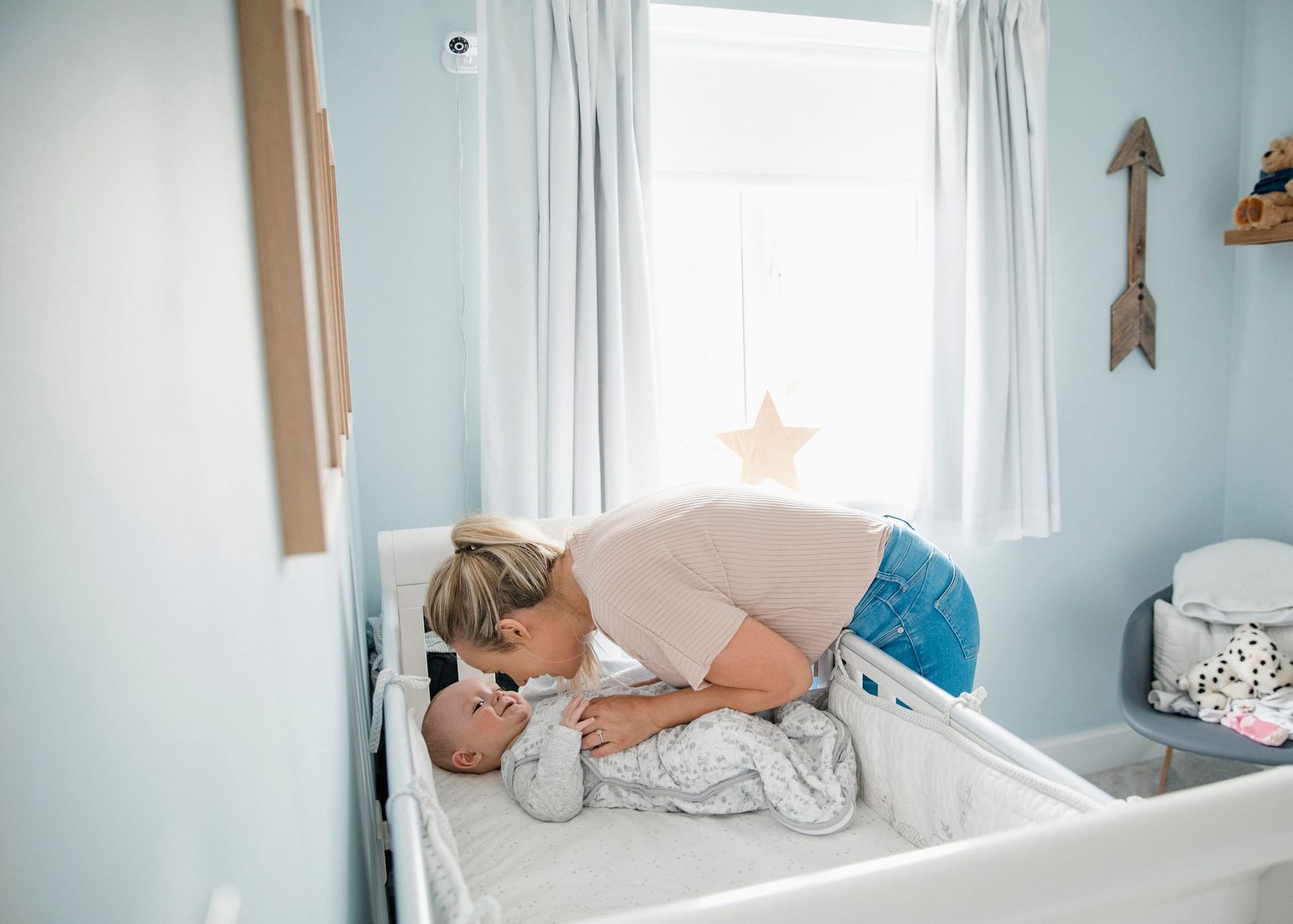 Babybett: Am besten schlafen Säugling in ihrem eigenen Bett im Babyschlafsack.