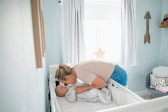 Babybett: Auch im Schlaf herrscht bei Säuglingen Verletzungsgefahr, wenn das Bett nicht sicher gestaltet ist.