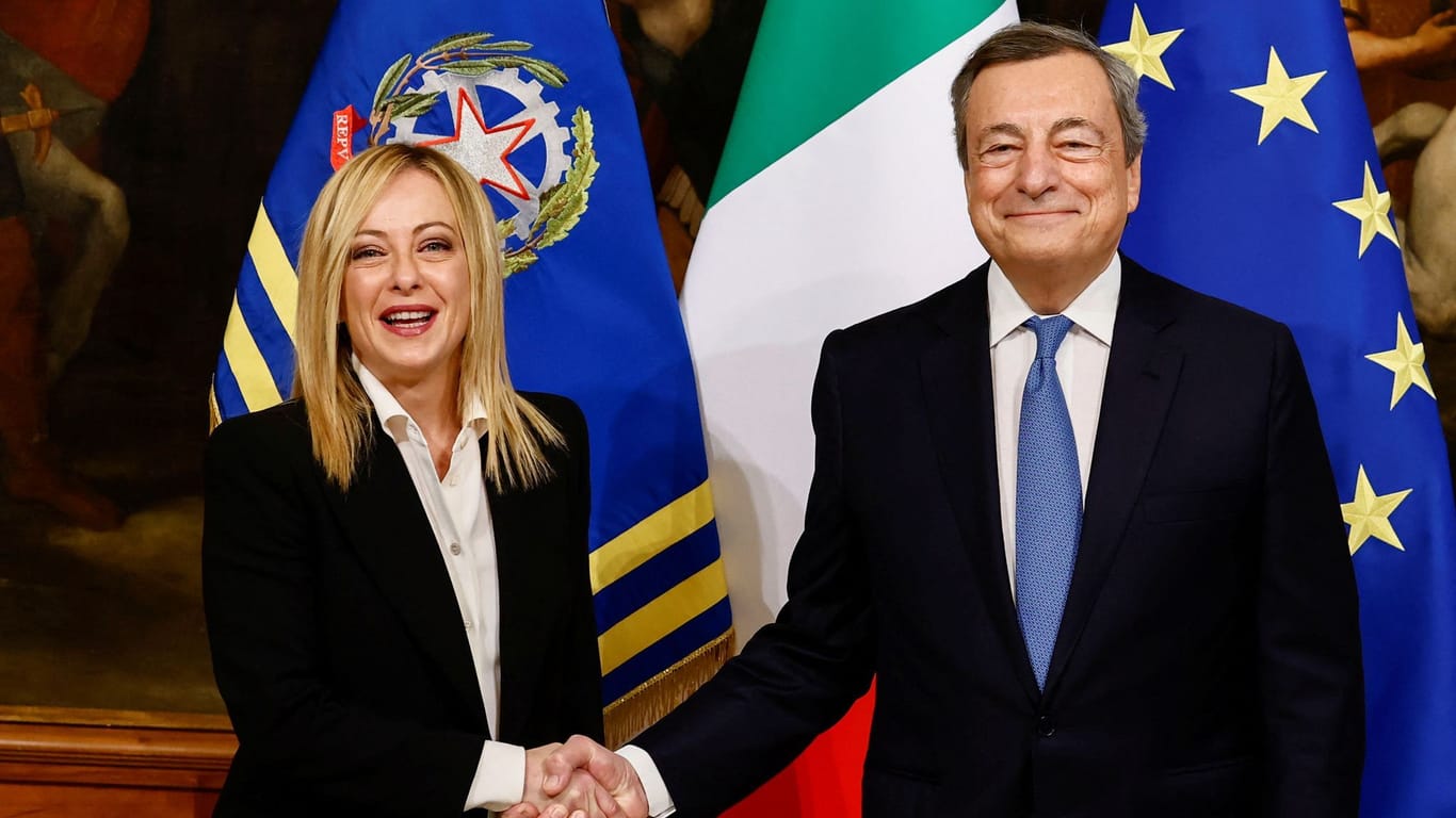 Giorgia Meloni und Mario Draghi: Die rechtsextreme Politikerin hat die Regierungsgeschäfte von ihrem Vorgänger übernommen.